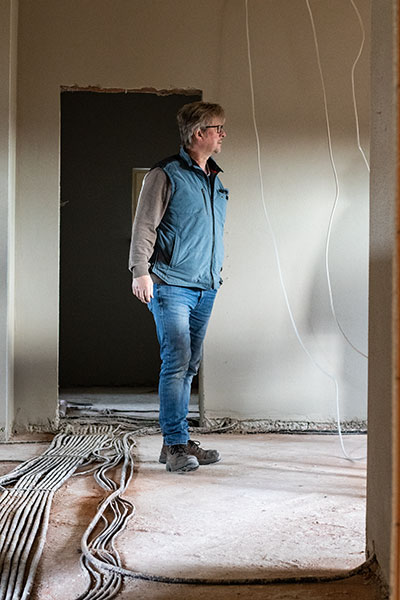 Baustelle im Rohbau mit Bauleiter